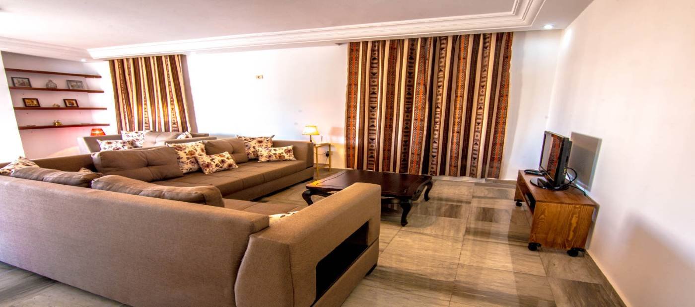 Magnifique salon moderne pour location d'appartement de vacances à Mahdia en Tunisie.
