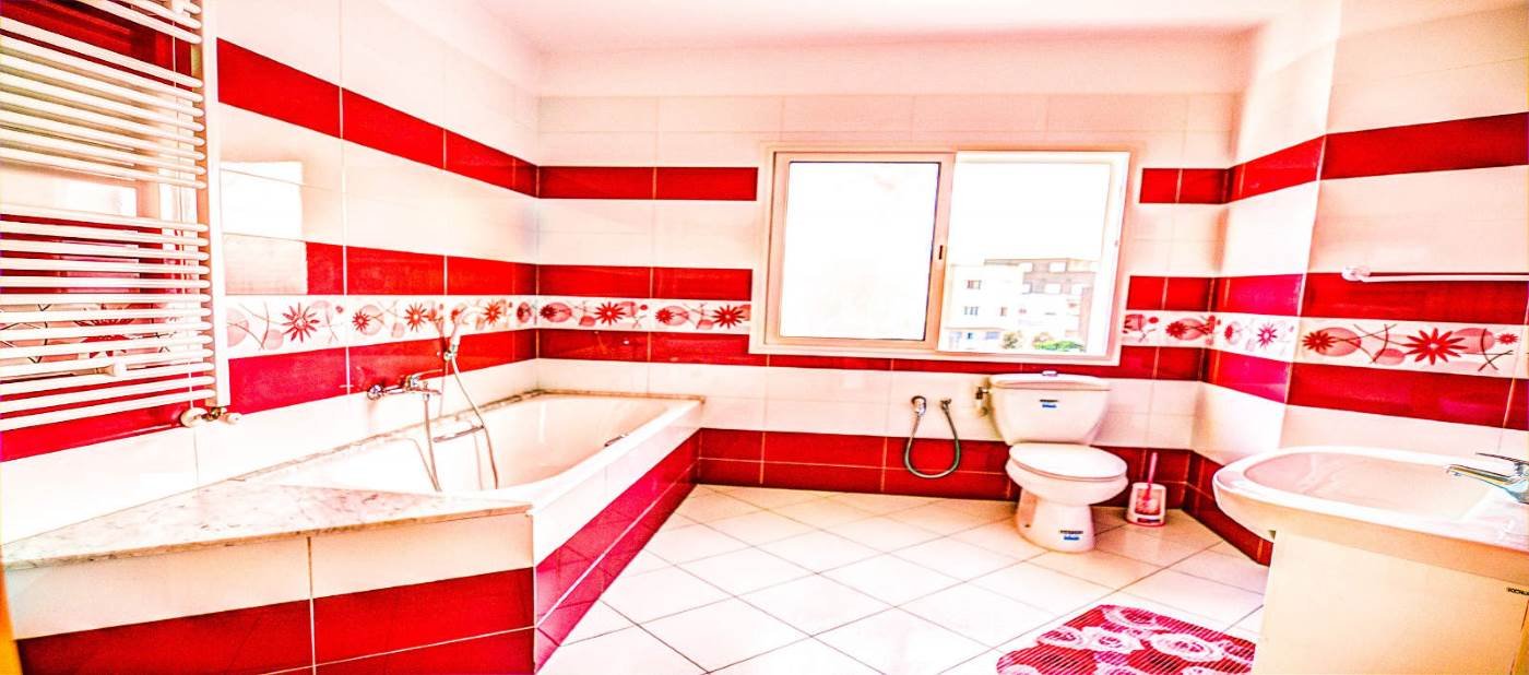 Belle salle de bain avec baignoire pour location vacances à Mahdia