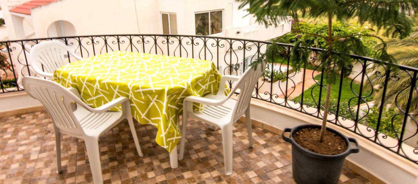 Belle terrasse avec vue sur jardin de location d’appartement de location vacances à Mahdia en Tunisie.