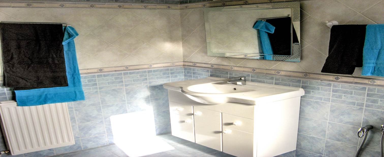 appartement de location vacances à mahdia équipé d'une grande salle de bain avec baignoire