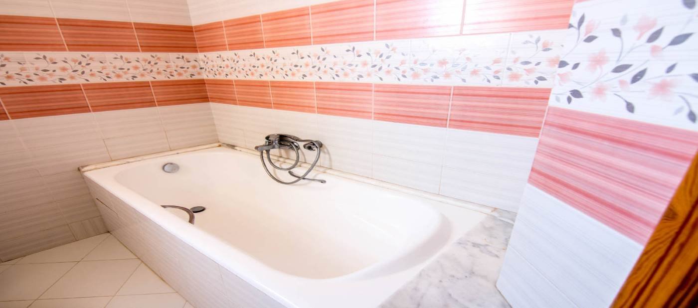 salle de bain avec baignoire pour location vacances à Mahdia en Tunisie.