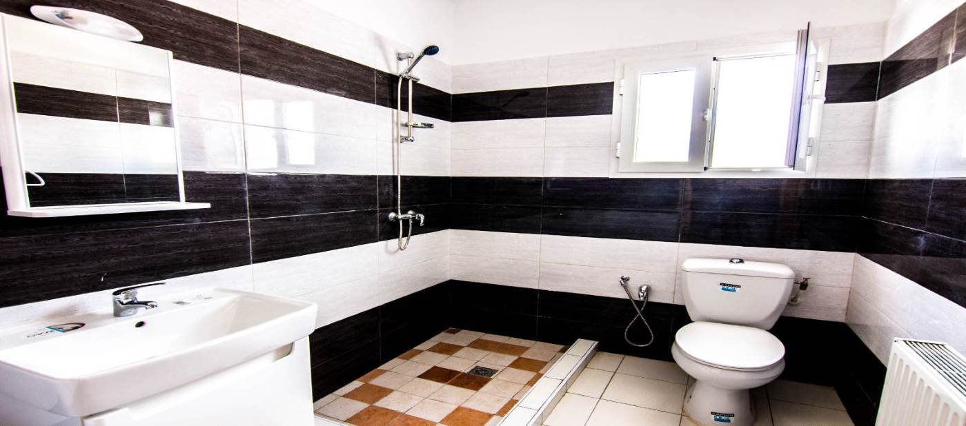 Belle salle de bain avec douche pour location vacances à Mahdia